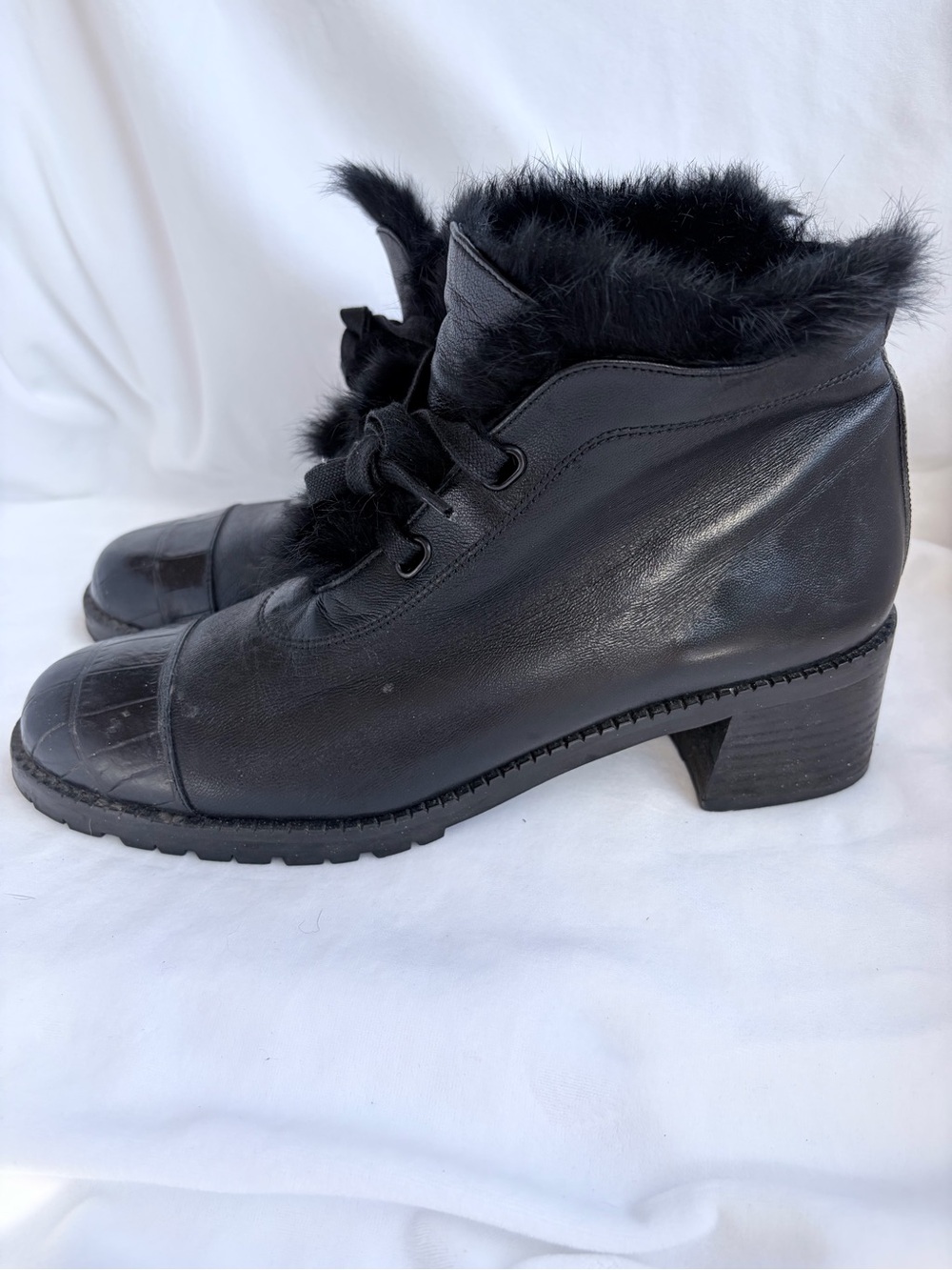 Stuart Weitzman Black Leather Fur-Trim Lace-Up Ankle Boots -Sz 9 Great Condition